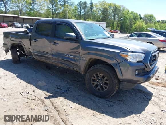 2021 Toyota Tacoma SR5 z VIN 5TFDZ5BN6MX059581, wystawiony jako IAAI lot #42051740 z przebiegiem 65 399 mil mil oraz . Historia ofert i sprzedaży dostępna na DreamBid. Obrazek 1.