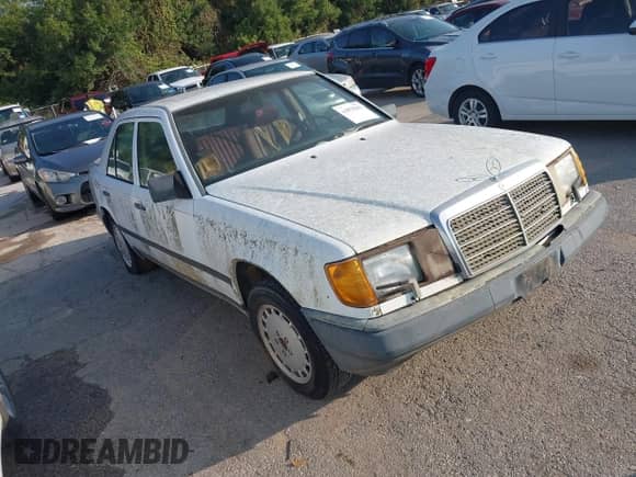 1986 Mercedes-Benz 300 E z VIN WDBEA30D1GA260482, wystawiony jako IAAI lot #43078202 z przebiegiem 126 732 mil mil oraz . Historia ofert i sprzedaży dostępna na DreamBid. Obrazek 1.