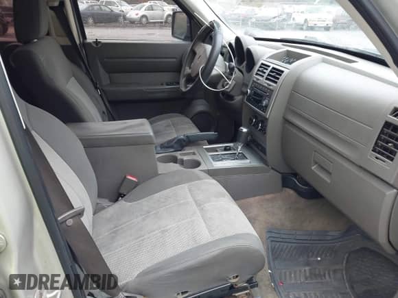 2009 Dodge Nitro SE z VIN 1D8GU28K39W505966, wystawiony jako IAAI lot #43430398 z przebiegiem 222 842 mil mil oraz . Historia ofert i sprzedaży dostępna na DreamBid. Obrazek 5.