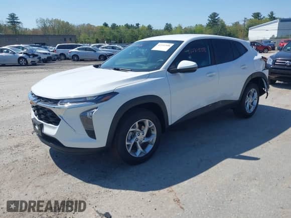 2025 Chevrolet Trax LS with VIN KL77LFEP5SC237595, listed as a IAAI auction lot 42231508 with 1,368 mi miles and . Bid and sale history available at DreamBid. Image 2.