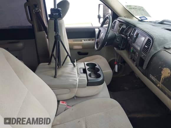 2007 Chevrolet Silverado 1500 1LT z VIN 2GCEC13C271597207, wystawiony jako IAAI lot #42639890 z przebiegiem 247 290 mil mil oraz . Historia ofert i sprzedaży dostępna na DreamBid. Obrazek 5.