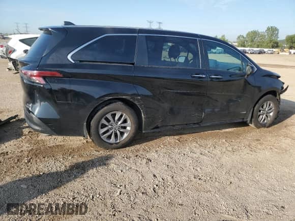 2021 Toyota Sienna XLE with VIN 5TDYSKFC5MS013405, listed as a Copart auction lot 72064865 with 102,860 mi miles and Salvage title. Bid and sale history available at DreamBid. Image 3.