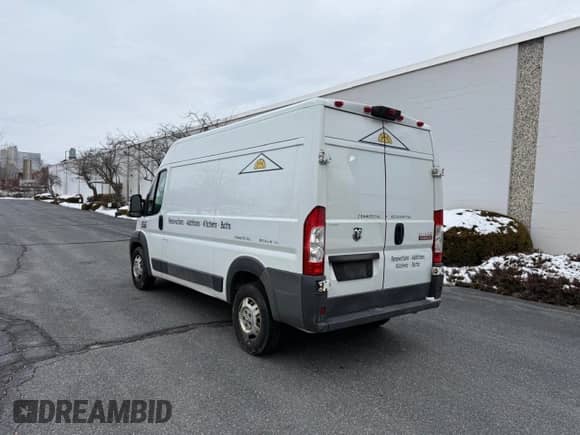 2014 Ram ProMaster Cargo z VIN 3C6TRVBG2EE118261, wystawiony jako Copart lot #55901385 z przebiegiem 168 026 mil mil oraz Czysty tytuł • Clean title. Historia ofert i sprzedaży dostępna na DreamBid. Obrazek 4.