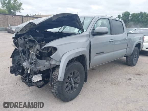 2021 Toyota Tacoma SR5 z VIN 3TMDZ5BN7MM106221, wystawiony jako IAAI lot #42827931 z przebiegiem 71 851 mil mil oraz . Historia ofert i sprzedaży dostępna na DreamBid. Obrazek 2.