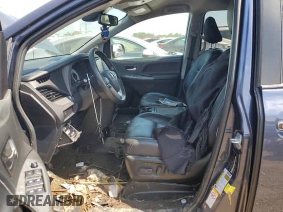 2018 Toyota Sienna SE z VIN 5TDXZ3DC4JS951200, wystawiony jako Copart lot #63086645 z przebiegiem Nie podano mil oraz Szkoda całkowita • Salvage title. Historia ofert i sprzedaży dostępna na DreamBid. Obrazek 7.