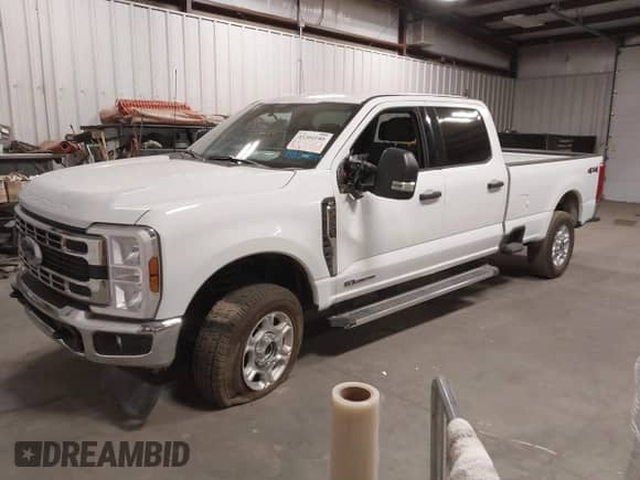 2025 Ford F-250 XL z VIN 1FT7W2BT8SED32094, wystawiony jako IAAI lot #43304180 z przebiegiem 7 748 mil mil oraz . Historia ofert i sprzedaży dostępna na DreamBid. Obrazek 18.