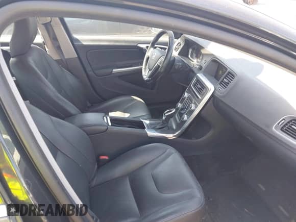 2016 Volvo S60 T5 Drive-E Premier z VIN YV126MFK4G2399690, wystawiony jako IAAI lot #42043307 z przebiegiem 100 647 mil mil oraz . Historia ofert i sprzedaży dostępna na DreamBid. Obrazek 5.