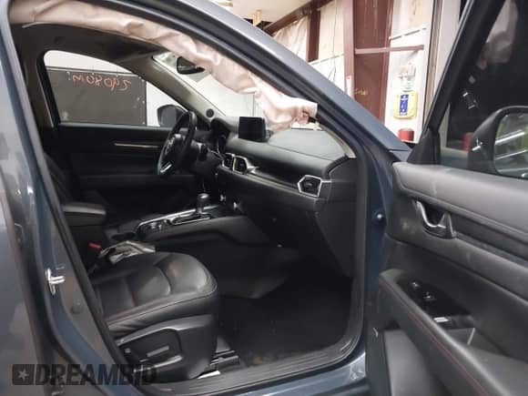 2023 Mazda CX-5 S Preferred z VIN JM3KFBCM3P0282220, wystawiony jako IAAI lot #43188220 z przebiegiem 29 080 mil mil oraz . Historia ofert i sprzedaży dostępna na DreamBid. Obrazek 5.