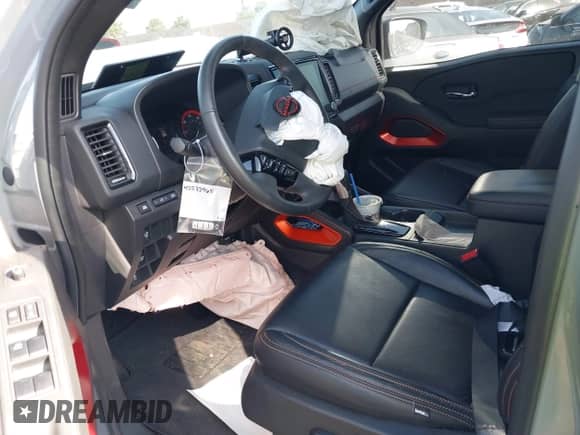 2024 Nissan Frontier SV z VIN 1N6ED1EJ2RN665075, wystawiony jako IAAI lot #42532965 z przebiegiem 8 992 mil mil oraz . Historia ofert i sprzedaży dostępna na DreamBid. Obrazek 5.