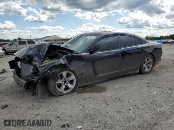 2013 Dodge Charger SE z VIN 2C3CDXBG2DH668571, wystawiony jako Copart lot #70055045 z przebiegiem 126 909 mil mil oraz Szkoda całkowita • Salvage title. Historia ofert i sprzedaży dostępna na DreamBid. Obrazek 1.