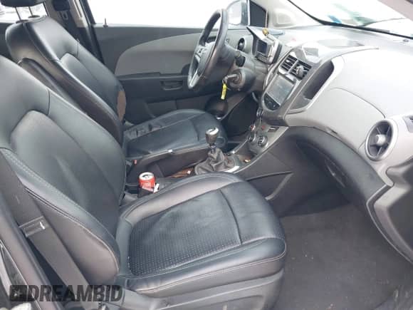 2014 Chevrolet Sonic Premier z VIN 1G1JF6SBXE4173442, wystawiony jako IAAI lot #41803121 z przebiegiem 160 767 mil mil oraz . Historia ofert i sprzedaży dostępna na DreamBid. Obrazek 5.