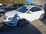 2014 Chevrolet Cruze 2LT z VIN 1G1PE5SB0E7418528, wystawiony jako IAAI lot #43525230 z przebiegiem 89 999 mil mil oraz . Historia ofert i sprzedaży dostępna na DreamBid. Obrazek 2.