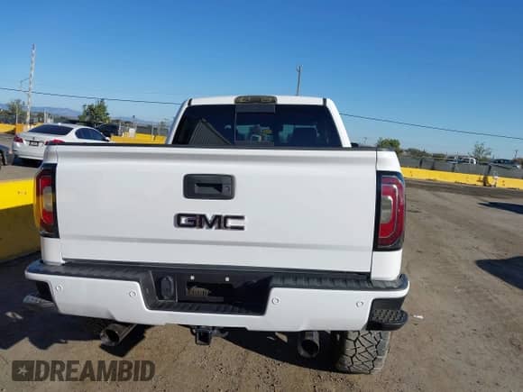 2017 GMC Sierra 1500 SLT z VIN 3GTU2NEC6HG448794, wystawiony jako IAAI lot #43389099 z przebiegiem 90 661 mil mil oraz . Historia ofert i sprzedaży dostępna na DreamBid. Obrazek 16.