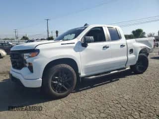 2025 Chevrolet Silverado 1500 z VIN 1GCRKBEK3SZ144891, wystawiony jako Copart lot #64308965 z przebiegiem 2 023 mil mil oraz Szkoda całkowita • Salvage title. Historia ofert i sprzedaży dostępna na DreamBid. Obrazek 1.
