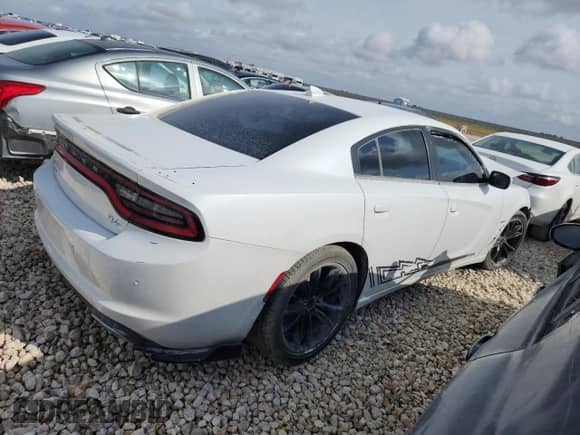 2015 Dodge Charger RT z VIN 2C3CDXCTXFH731768, wystawiony jako Copart lot #67270135 z przebiegiem 104 683 mil mil oraz Czysty tytuł • Clean title. Historia ofert i sprzedaży dostępna na DreamBid. Obrazek 3.