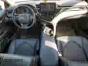 2022 Toyota Camry SE z VIN 4T1G11AK7NU668455, wystawiony jako Copart lot #84560635 z przebiegiem 136 763 mil mil oraz Czysty tytuł • Clean title. Historia ofert i sprzedaży dostępna na DreamBid. Obrazek 8.