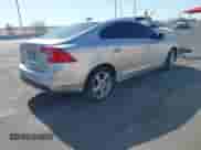 2012 Volvo S60 T5 с VIN YV1622FSXC2051873, выставлен на аукционе IAAI как лот 43013409 с пробегом 94 721 миль миль и . История ставок и продаж доступна на DreamBid. Изображение 4.