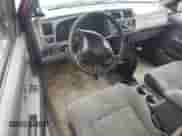 1998 Nissan Frontier XE z VIN 1N6DD26Y5WC382321, wystawiony jako Copart lot #81595055 z przebiegiem 218 441 mil mil oraz Czysty tytuł • Clean title. Historia ofert i sprzedaży dostępna na DreamBid. Obrazek 8.