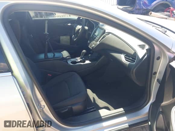 2017 Chevrolet Malibu LS с VIN 1G1ZB5ST2HF251383, выставлен на аукционе IAAI как лот 43287894 с пробегом 128 756 миль миль и . История ставок и продаж доступна на DreamBid. Изображение 5.