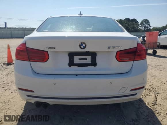 2018 BMW 3 Series 330i xDrive z VIN WBA8D9G55JNU68675, wystawiony jako Copart lot #80465075 z przebiegiem 43 127 mil mil oraz Szkoda całkowita • Salvage title. Historia ofert i sprzedaży dostępna na DreamBid. Obrazek 6.