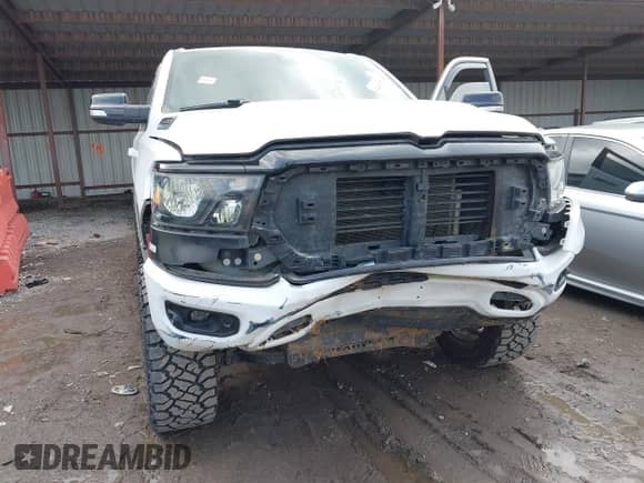 2021 Ram 1500 Big Horn z VIN 1C6SRFFT9MN598009, wystawiony jako IAAI lot #42442713 z przebiegiem 113 784 mil mil oraz . Historia ofert i sprzedaży dostępna na DreamBid. Obrazek 6.