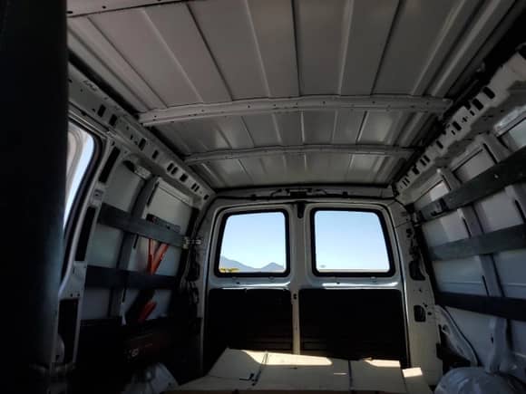 2018 Chevrolet Express Cargo с VIN 1GCWGAFG4J1906387, выставлен на аукционе Copart как лот 64312715 с пробегом 56 836 миль миль и Списание • Salvage title. История ставок и продаж доступна на DreamBid. Изображение 10.