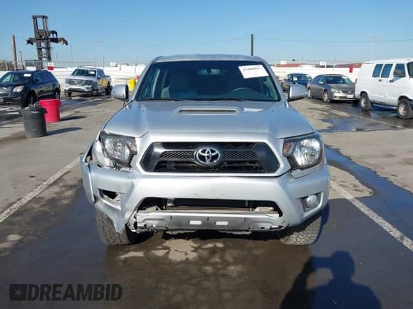 2013 Toyota Tacoma PreRunner z VIN 3TMKU4HN8DM034338, wystawiony jako IAAI lot #41808842 z przebiegiem 142 012 mil mil oraz . Historia ofert i sprzedaży dostępna na DreamBid. Obrazek 12.