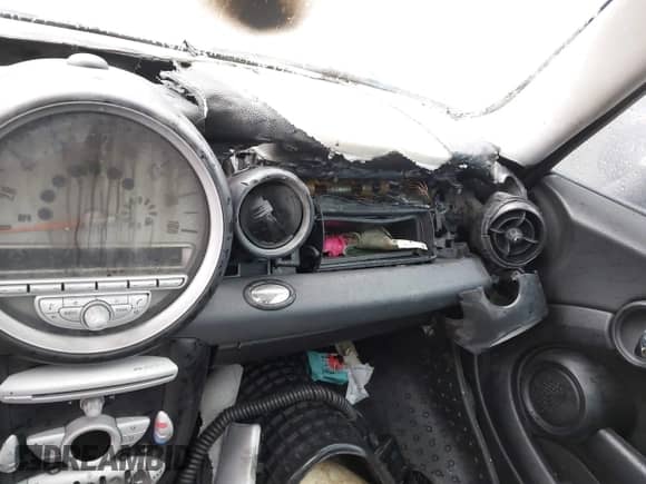 2009 MINI Hardtop with VIN WMWMF33599TU75907, listed as a IAAI auction lot 41733724 with Not provided miles and . Bid and sale history available at DreamBid. Image 6.