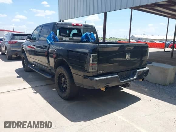 2013 Ram 1500 Sport z VIN 1C6RR7MT3DS514937, wystawiony jako IAAI lot #42628128 z przebiegiem 232 281 mil mil oraz . Historia ofert i sprzedaży dostępna na DreamBid. Obrazek 3.