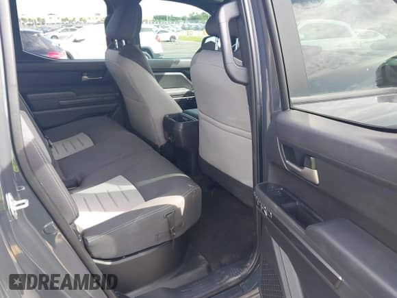 2024 Toyota Tacoma SR5 z VIN 3TYKB5FN6RT007410, wystawiony jako IAAI lot #43205199 z przebiegiem 26 768 mil mil oraz . Historia ofert i sprzedaży dostępna na DreamBid. Obrazek 8.