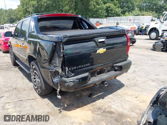 2013 Chevrolet Avalanche LTZ z VIN 3GNMCGE02DG337885, wystawiony jako IAAI lot #42890434 z przebiegiem 234 895 mil mil oraz . Historia ofert i sprzedaży dostępna na DreamBid. Obrazek 3.