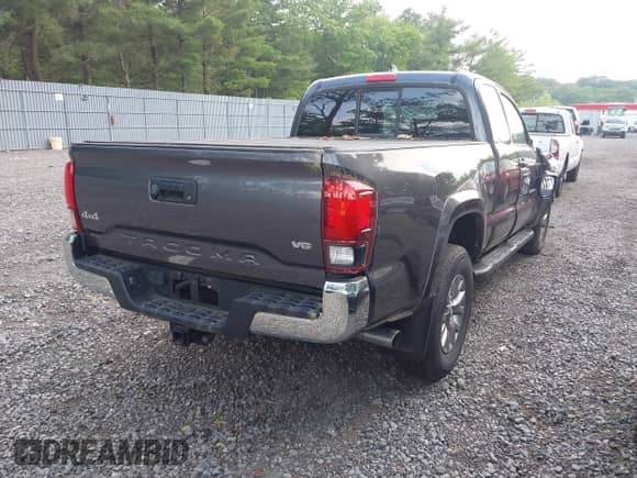 2018 Toyota Tacoma SR5 z VIN 5TFSZ5AN8JX150016, wystawiony jako IAAI lot #42427452 z przebiegiem 22 374 mil mil oraz . Historia ofert i sprzedaży dostępna na DreamBid. Obrazek 4.