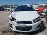 2014 Chevrolet Sonic LT z VIN 1G1JC5SB8E4100279, wystawiony jako IAAI lot #42054058 z przebiegiem 47 526 mil mil oraz . Historia ofert i sprzedaży dostępna na DreamBid. Obrazek 12.