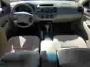 2003 Toyota Camry LE z VIN 4T1BE32K73U233201, wystawiony jako Copart lot #84635075 z przebiegiem 279 555 mil mil oraz Czysty tytuł • Clean title. Historia ofert i sprzedaży dostępna na DreamBid. Obrazek 8.