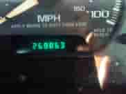 2000 Chevrolet Tahoe LS z VIN 1GNEK13T4YJ208620, wystawiony jako IAAI lot #43106045 z przebiegiem 268 863 mil mil oraz . Historia ofert i sprzedaży dostępna na DreamBid. Obrazek 7.