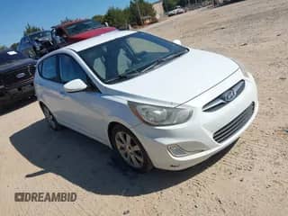 2013 Hyundai Accent SE z VIN KMHCU5AEXDU097453, wystawiony jako IAAI lot #43424128 z przebiegiem 234 011 mil mil oraz . Historia ofert i sprzedaży dostępna na DreamBid. Obrazek 1.