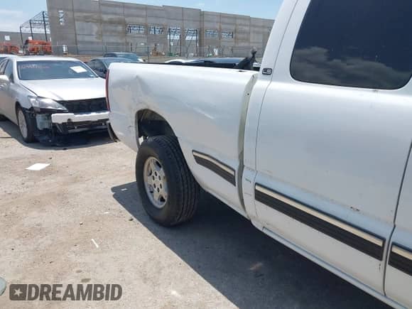 2000 Chevrolet Silverado 1500 LS z VIN 1GCEC19V9YZ170074, wystawiony jako IAAI lot #42453108 z przebiegiem 354 305 mil mil oraz . Historia ofert i sprzedaży dostępna na DreamBid. Obrazek 6.