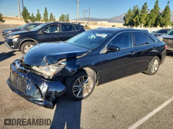 2017 Toyota Camry SE z VIN 4T1BF1FK4HU336322, wystawiony jako Copart lot #82513315 z przebiegiem 122 030 mil mil oraz Czysty tytuł • Clean title. Historia ofert i sprzedaży dostępna na DreamBid. Obrazek 1.