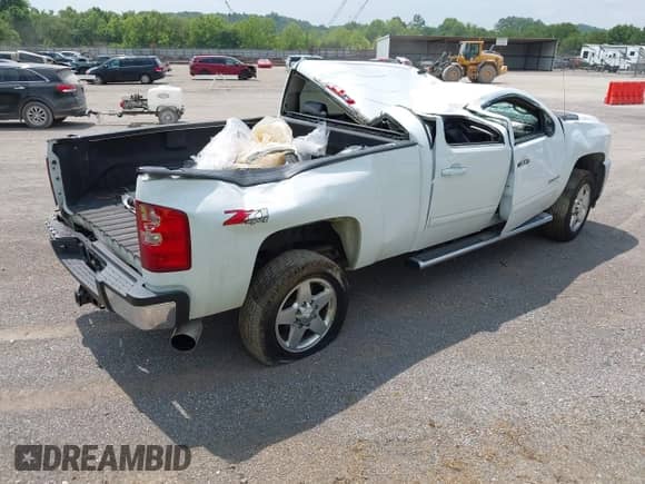 2013 Chevrolet Silverado 2500HD LTZ z VIN 1GC1KYC85DF160067, wystawiony jako IAAI lot #42347941 z przebiegiem 206 913 mil mil oraz . Historia ofert i sprzedaży dostępna na DreamBid. Obrazek 4.