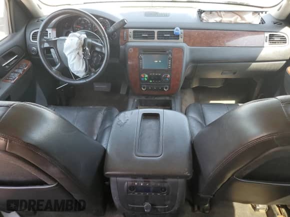 2010 Chevrolet Suburban LT z VIN 1GNUCJE07AR268765, wystawiony jako Copart lot #56486185 z przebiegiem 237 731 mil mil oraz Czysty tytuł • Clean title. Historia ofert i sprzedaży dostępna na DreamBid. Obrazek 8.