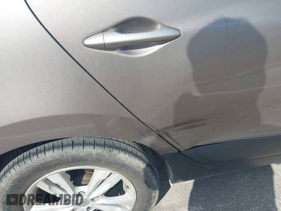 2011 Hyundai Tucson GLS with VIN KM8JU3ACXBU129695, listed as a IAAI auction lot 43393980 with 173,375 mi miles and . Bid and sale history available at DreamBid. Image 12.
