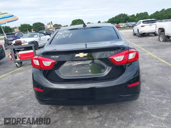 2018 Chevrolet Cruze LT z VIN 1G1BE5SM4J7124314, wystawiony jako IAAI lot #43448494 z przebiegiem 110 914 mil mil oraz . Historia ofert i sprzedaży dostępna na DreamBid. Obrazek 16.