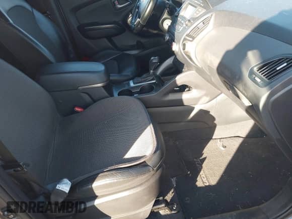 2014 Hyundai Tucson Walking Dead Edition z VIN KM8JUCAG1EU808097, wystawiony jako IAAI lot #41436214 z przebiegiem 114 198 mil mil oraz . Historia ofert i sprzedaży dostępna na DreamBid. Obrazek 5.