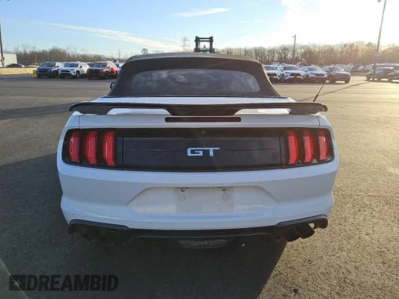 2018 Ford Mustang GT Premium z VIN 1FATP8FF0J5142717, wystawiony jako Copart lot #47131405 z przebiegiem 75 092 mil mil oraz Czysty tytuł • Clean title. Historia ofert i sprzedaży dostępna na DreamBid. Obrazek 6.