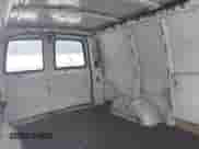 2003 Chevrolet Express Cargo z VIN 1GCFG15X031131882, wystawiony jako IAAI lot #42444325 z przebiegiem 250 292 mil mil oraz . Historia ofert i sprzedaży dostępna na DreamBid. Obrazek 8.