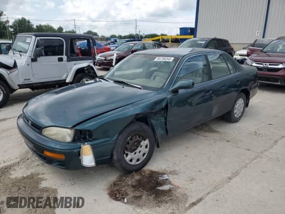1996 Toyota Camry DX z VIN 4T1BG12K0TU771270, wystawiony jako Copart lot #64760345 z przebiegiem 198 961 mil mil oraz Nie do naprawy • Non repairable. Historia ofert i sprzedaży dostępna na DreamBid. Obrazek 1.