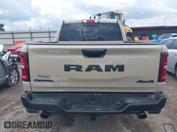 2025 Ram 1500 Rebel z VIN 1C6SRFLP5SN658193, wystawiony jako IAAI lot #42648676 z przebiegiem 11 099 mil mil oraz . Historia ofert i sprzedaży dostępna na DreamBid. Obrazek 17.