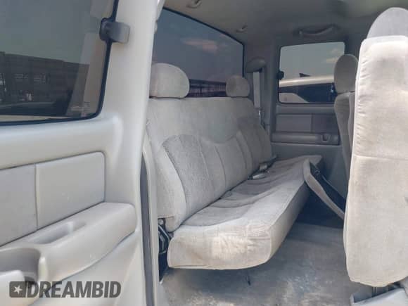 2000 Chevrolet Silverado 1500 LS z VIN 1GCEC19V9YZ170074, wystawiony jako IAAI lot #42453108 z przebiegiem 354 305 mil mil oraz . Historia ofert i sprzedaży dostępna na DreamBid. Obrazek 8.