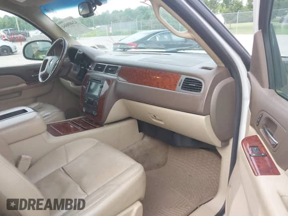 2010 Chevrolet Tahoe LTZ with VIN 1GNUKCE03AR101284, listed as a IAAI auction lot 42489604 with 196,786 mi miles and . Bid and sale history available at DreamBid. Image 5.