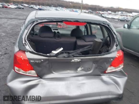 2008 Chevrolet Aveo LS z VIN KL1TD66658B110470, wystawiony jako IAAI lot #41802890 z przebiegiem 116 376 mil mil oraz . Historia ofert i sprzedaży dostępna na DreamBid. Obrazek 6.